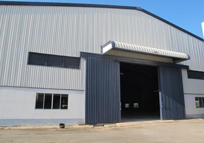 Mái nhà xưởng công nghiệp thường có diện tích rộng